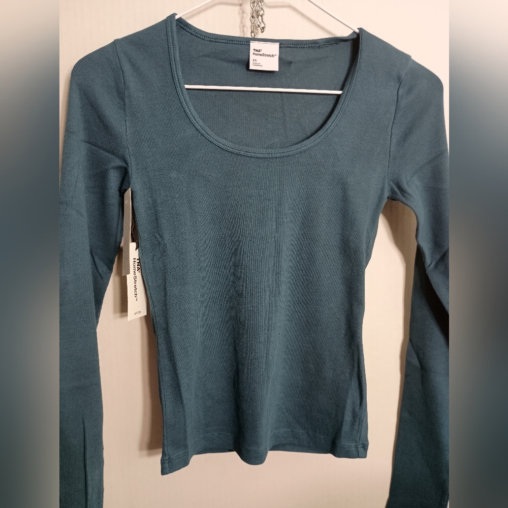 Stretchy ribbed cotton scoopneck longsleeve
